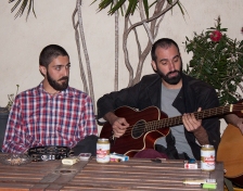 Albert Jornet y Martí García improvisando una canción tras finalizar la entrevista. 